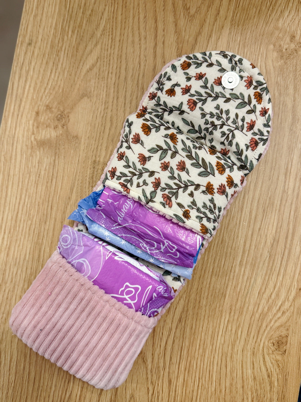 Petite pochette à serviettes hygiéniques faite main