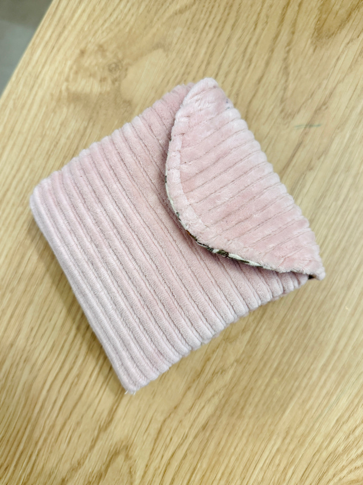 Petite pochette à serviettes hygiéniques faite main