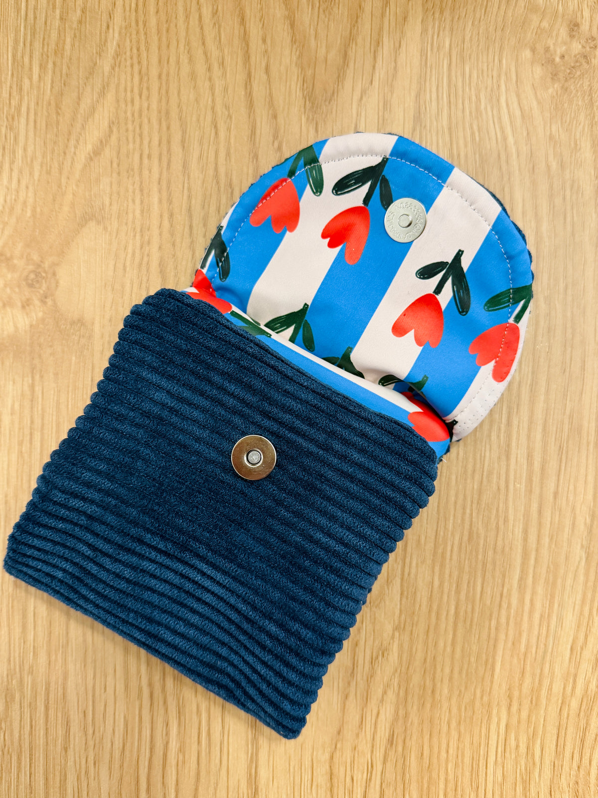 Petite pochette à serviettes hygiéniques faite main